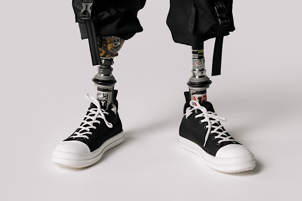 Vis et Deviens - un enfant portant deux jambes robotisées