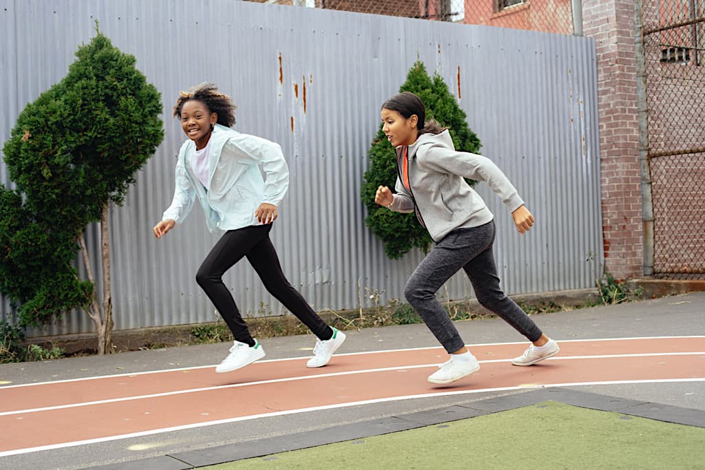Vis et Deviens - deux filles qui courent sur une piste de running