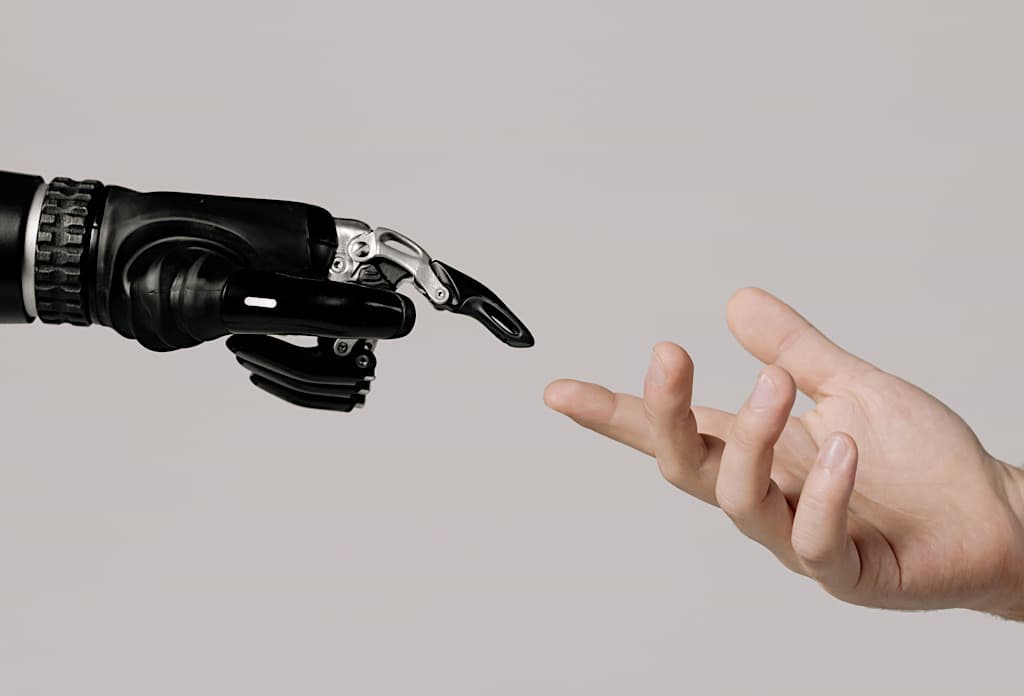 Vis et Deviens - Une main robotisée touchant une main normale