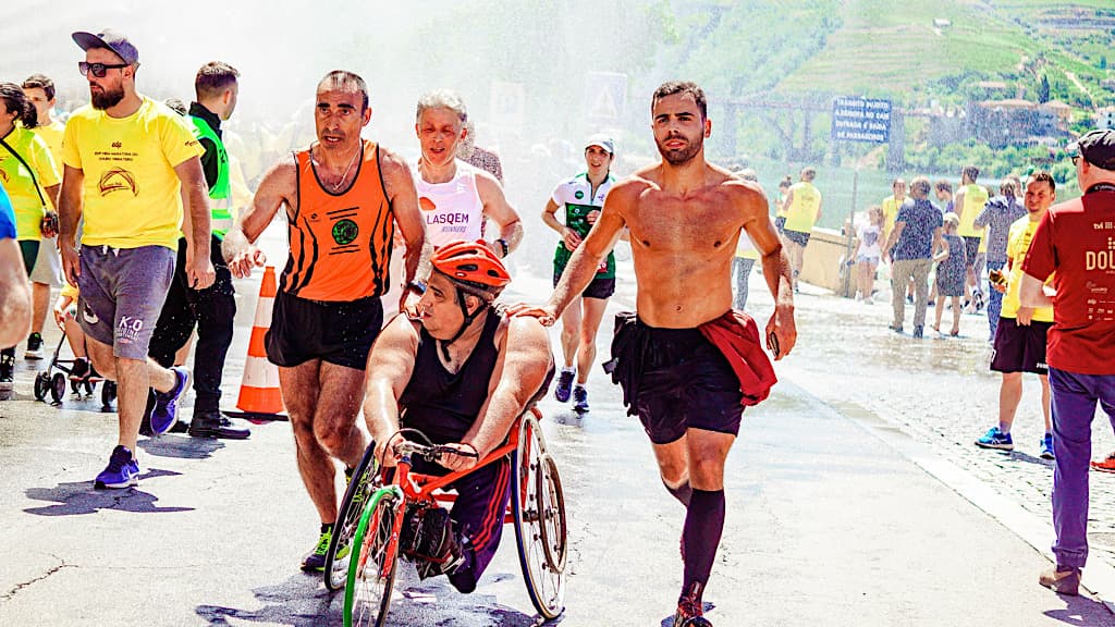 Vis et Deviens - des hommes qui courent dans une compétition de running avec un homme en fauteuil roulant