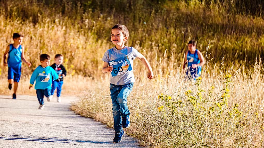 Vis et Deviens - des enfants qui courent sur un champ de blé