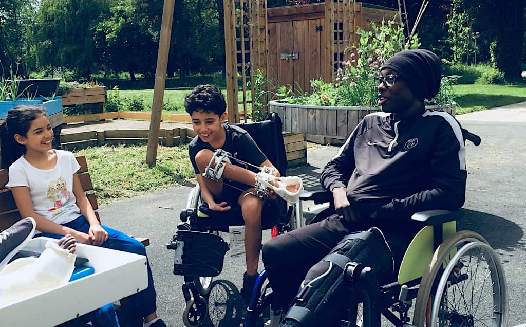 Vis et Deviens - Trois enfants en train de faire un pique nique dans la Fondation Ellen Poidatz