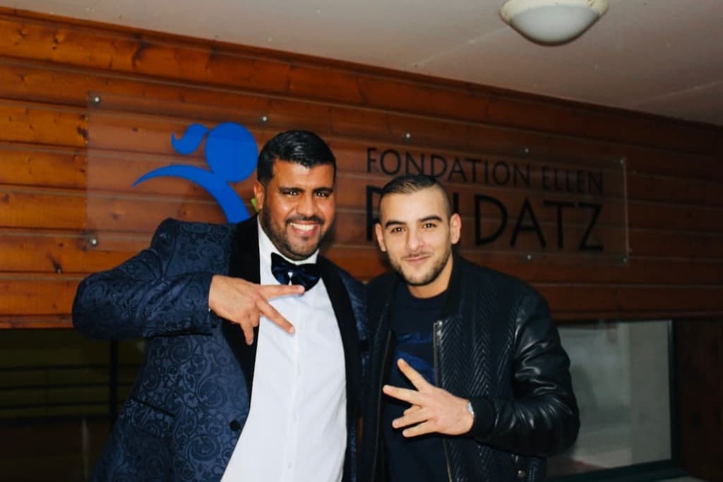 Vis et Deviens - L'ambassadeur Nounours et L'artiste Sofiane qui posent pour l'association