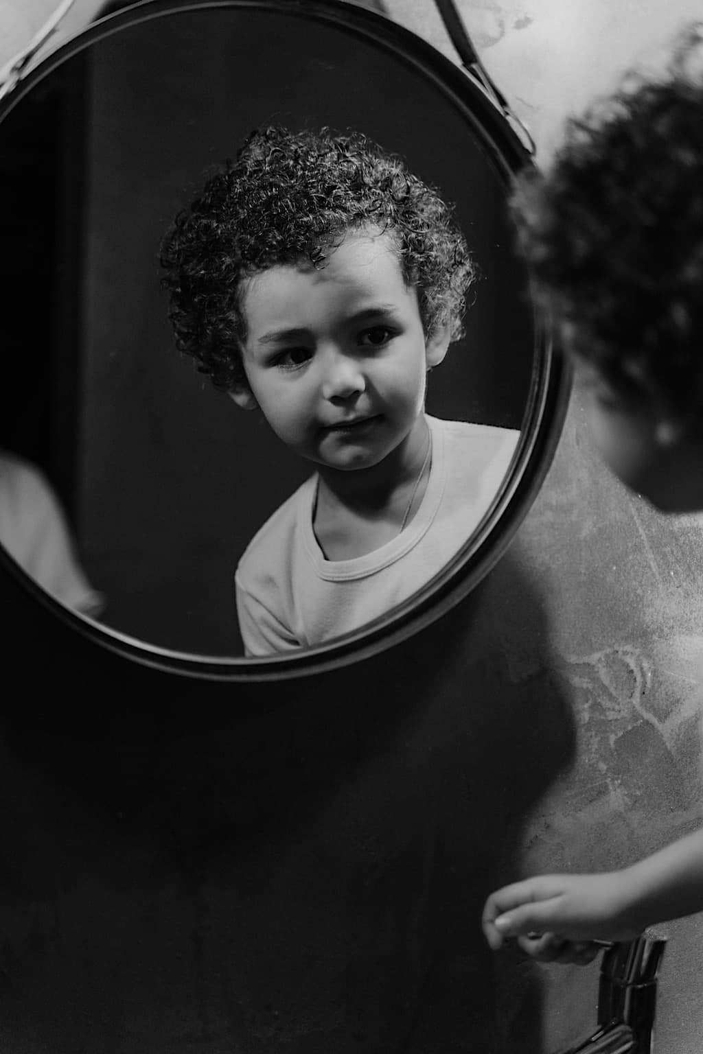 Vis et Deviens -  Ismaël, un jeune garçon qui regarde dans le miroir.